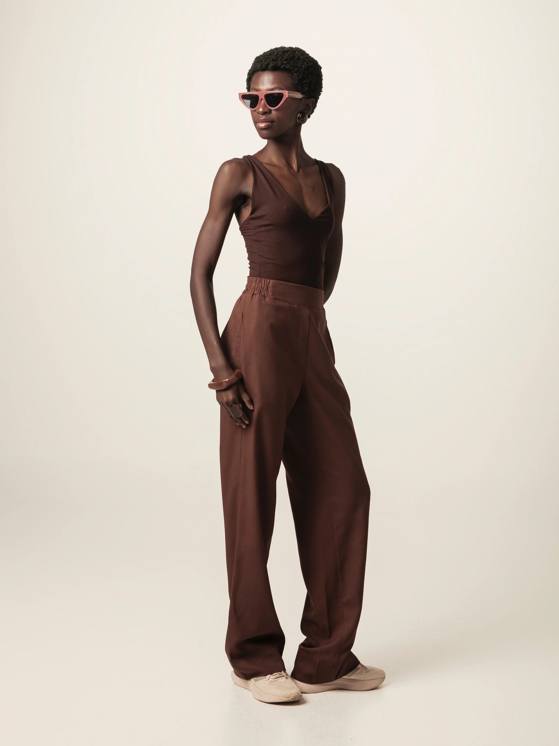 Calça Alfaiataria Reta Petúnia em Linho e Viscose FSC™ Marrom Escuro. Compre online moda sustentável e atemporal na Minimadeia, marca slow fashion de roupas femininas. Foto produto JUN26 02