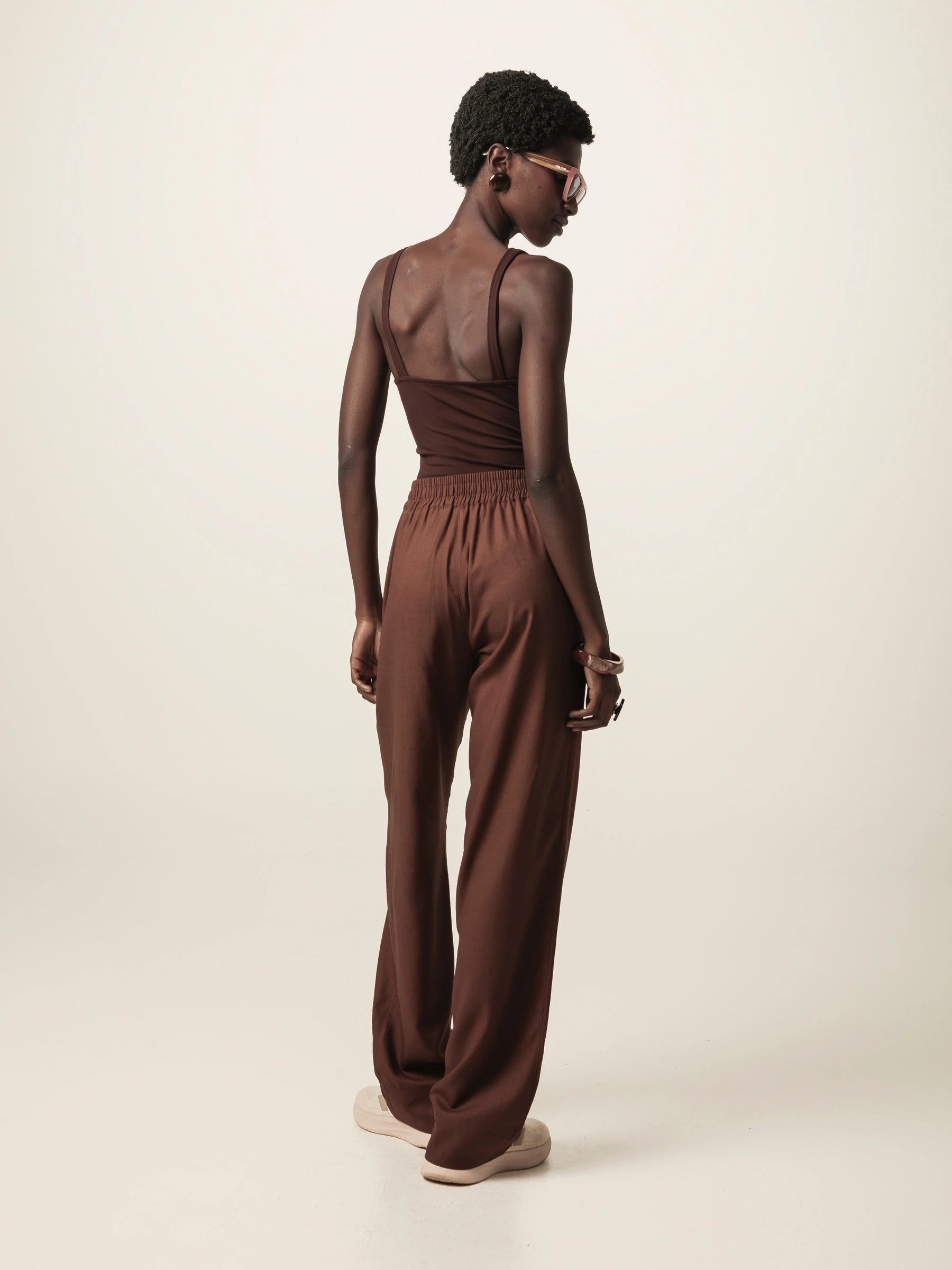 Calça Alfaiataria Reta Petúnia em Linho e Viscose FSC™ Marrom Escuro. Compre online moda sustentável e atemporal na Minimadeia, marca slow fashion de roupas femininas. Foto produto JUN26 03