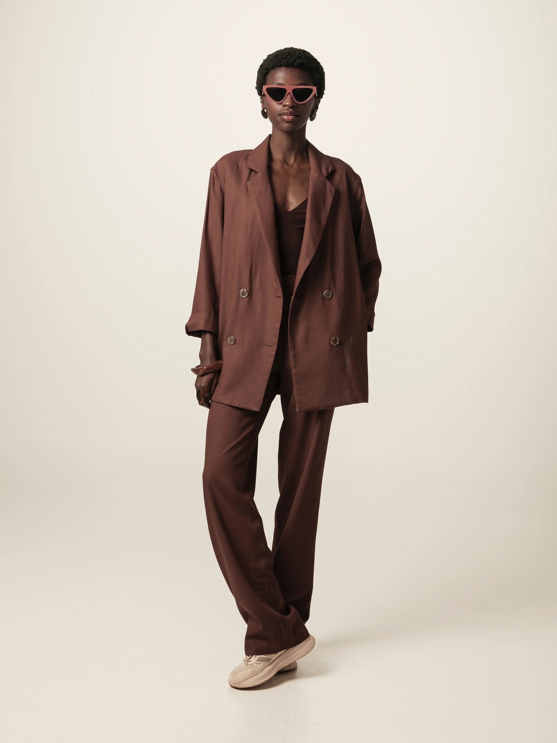 Calça Alfaiataria Reta Petúnia em Linho e Viscose FSC™ Marrom Escuro. Compre online moda sustentável e atemporal na Minimadeia, marca slow fashion de roupas femininas. Foto produto JUN26 04