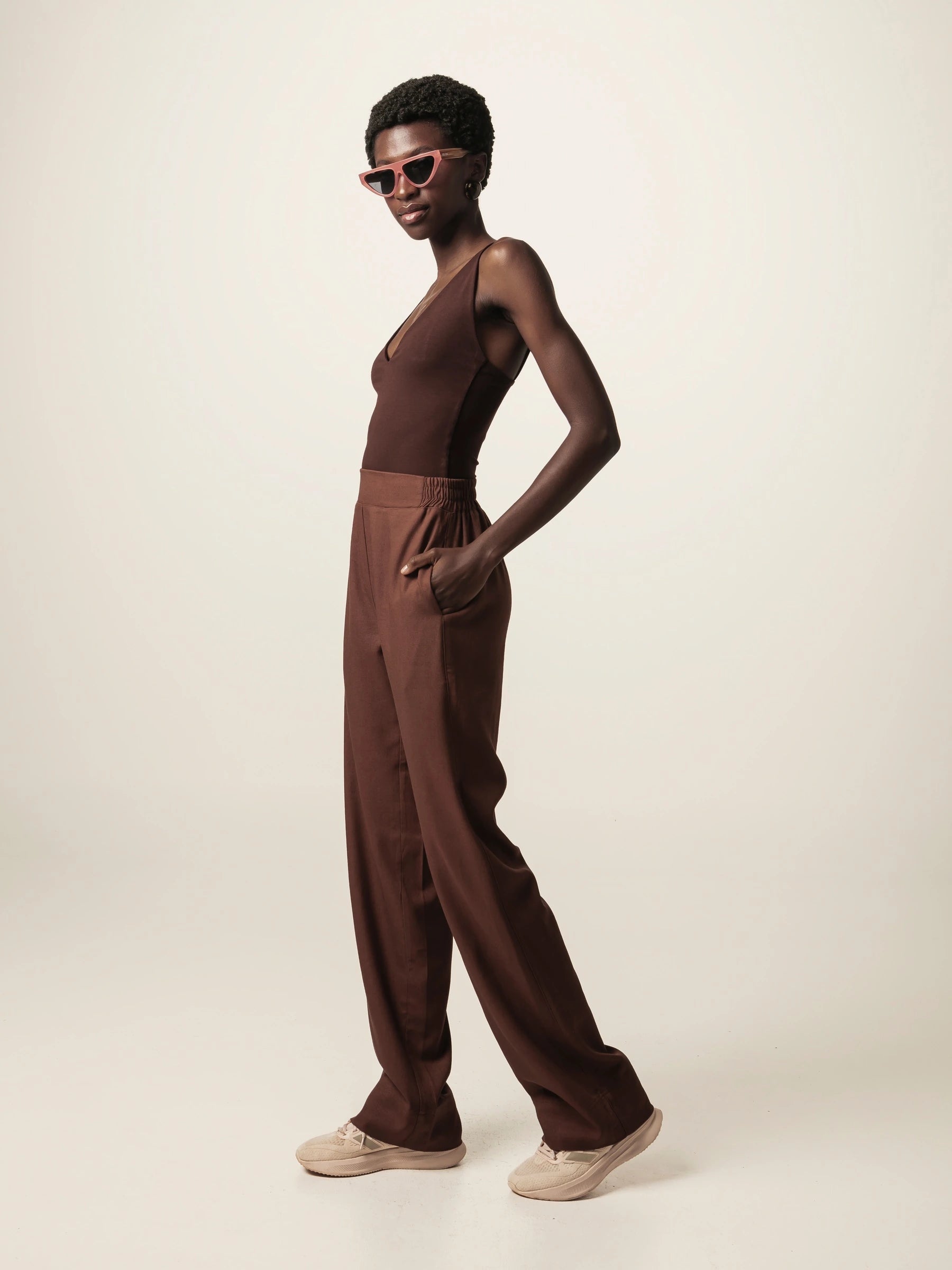 Calça Alfaiataria Reta Petúnia em Linho e Viscose FSC™ Marrom Escuro. Compre online moda sustentável e atemporal na Minimadeia, marca slow fashion de roupas femininas. Foto produto JUN26 14