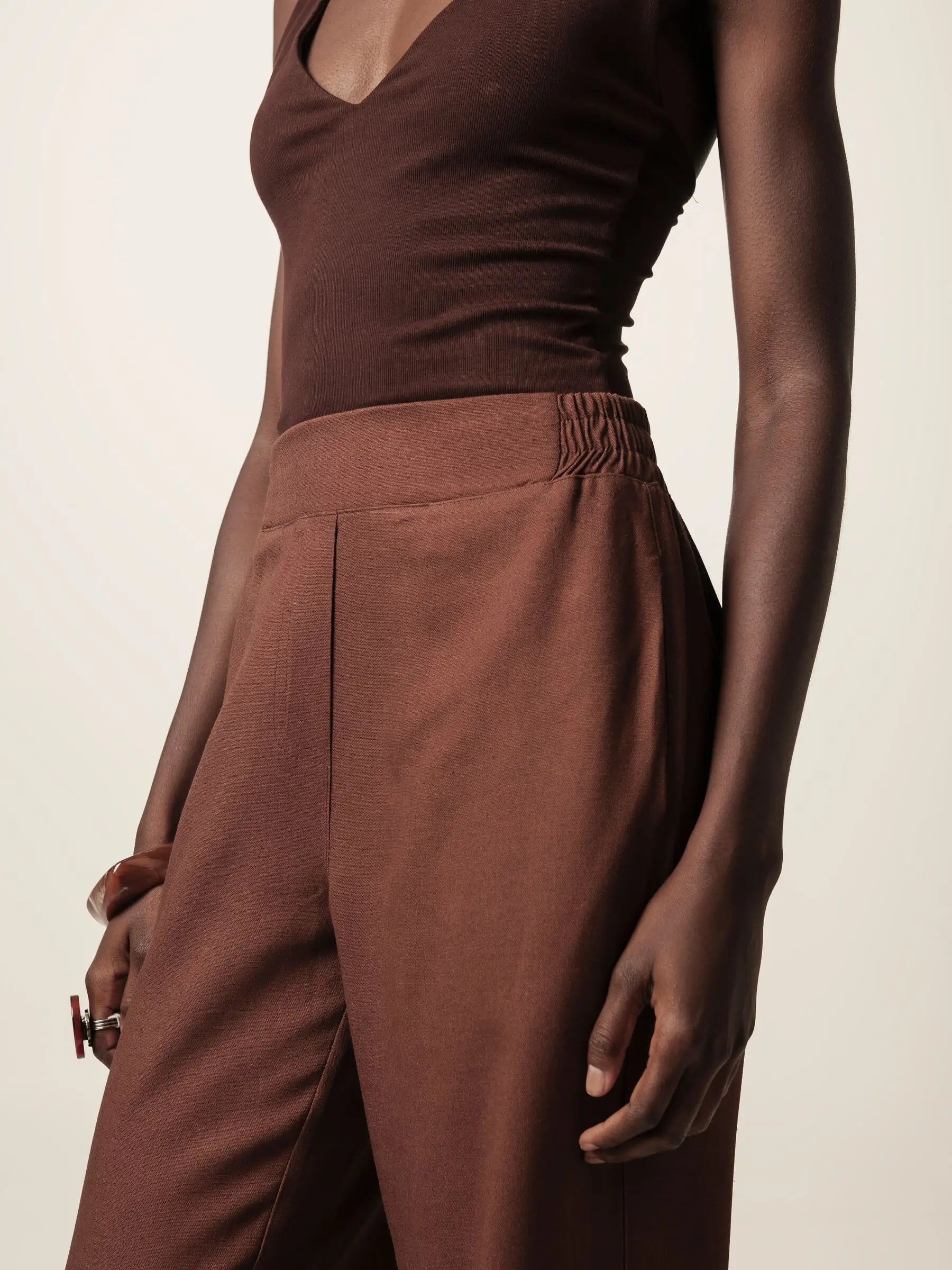 Calça Alfaiataria Reta Petúnia em Linho e Viscose FSC™ Marrom Escuro. Compre online moda sustentável e atemporal na Minimadeia, marca slow fashion de roupas femininas. Foto produto JUN26 16