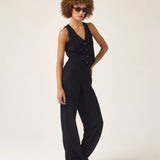 Calça Alfaiataria Reta Petúnia em Linho e Viscose FSC™ Preta. Compre online moda sustentável e atemporal na Minimadeia, marca slow fashion de roupas femininas. Foto produto ABR25 01