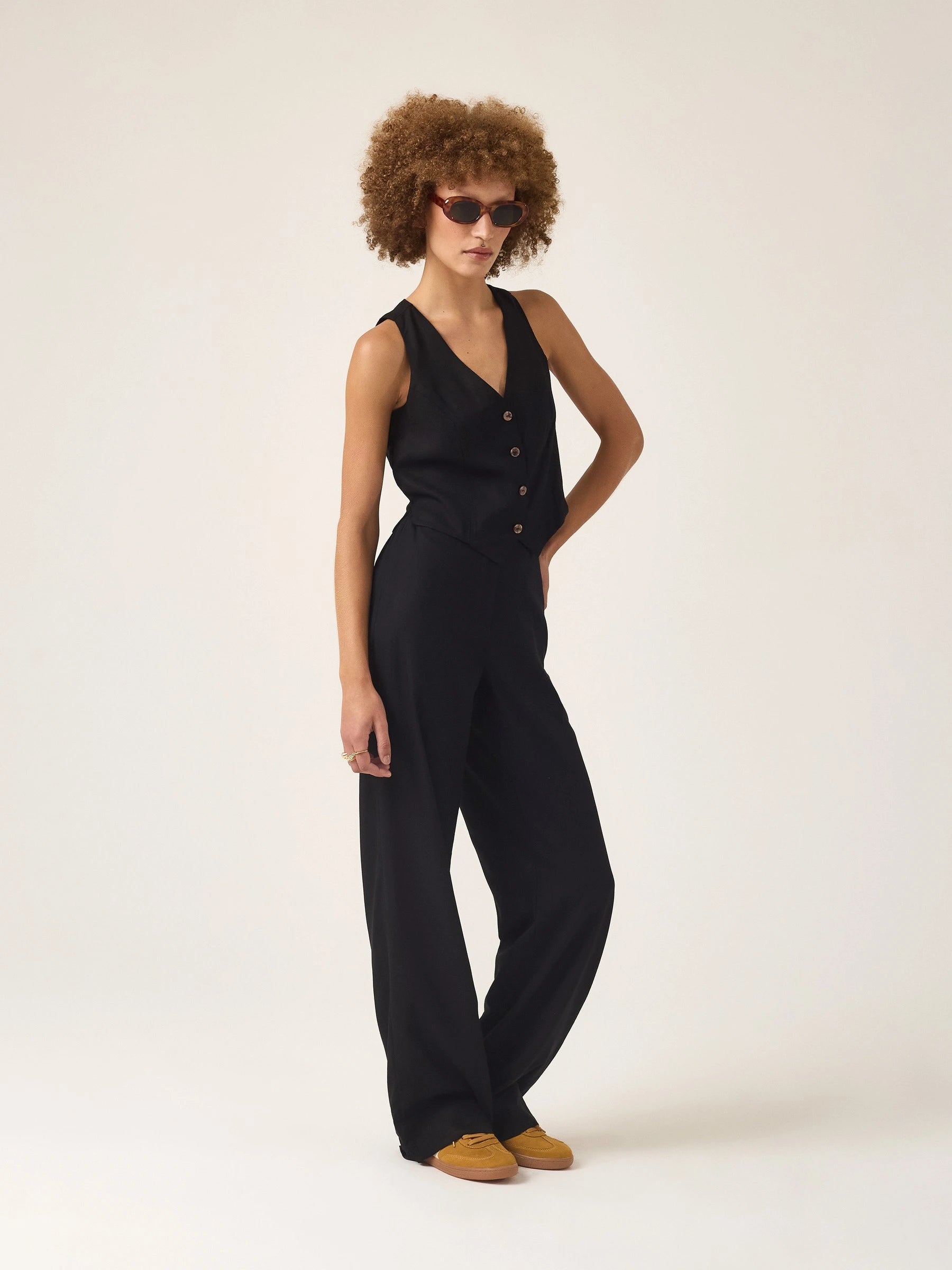 Calça Alfaiataria Reta Petúnia em Linho e Viscose FSC™ Preta. Compre online moda sustentável e atemporal na Minimadeia, marca slow fashion de roupas femininas. Foto produto ABR25 01