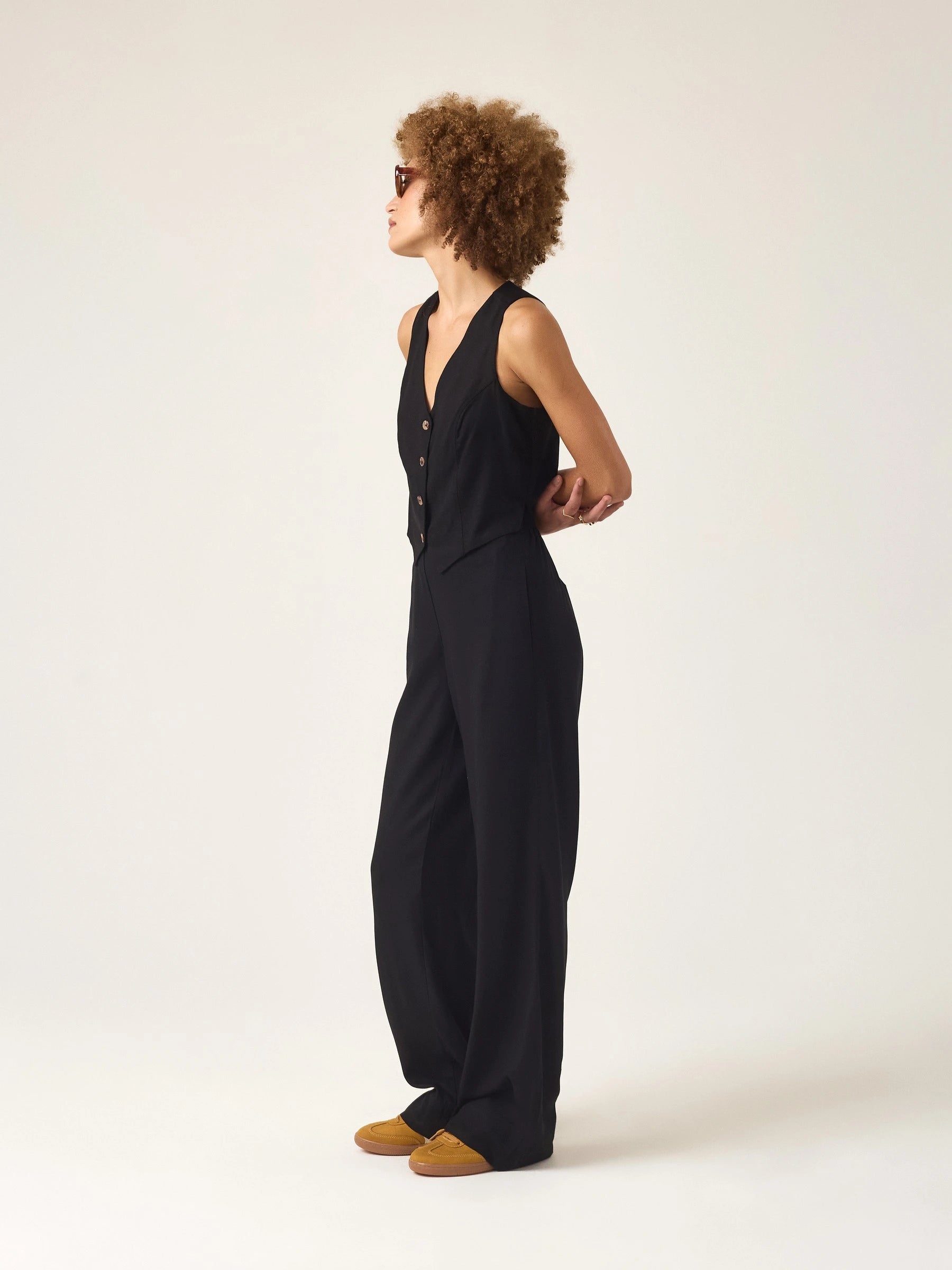 Calça Alfaiataria Reta Petúnia em Linho e Viscose FSC™ Preta. Compre online moda sustentável e atemporal na Minimadeia, marca slow fashion de roupas femininas. Foto produto ABR25 03