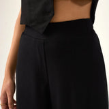 Calça Alfaiataria Reta Petúnia em Linho e Viscose FSC™ Preta. Compre online moda sustentável e atemporal na Minimadeia, marca slow fashion de roupas femininas. Foto produto ABR25 04