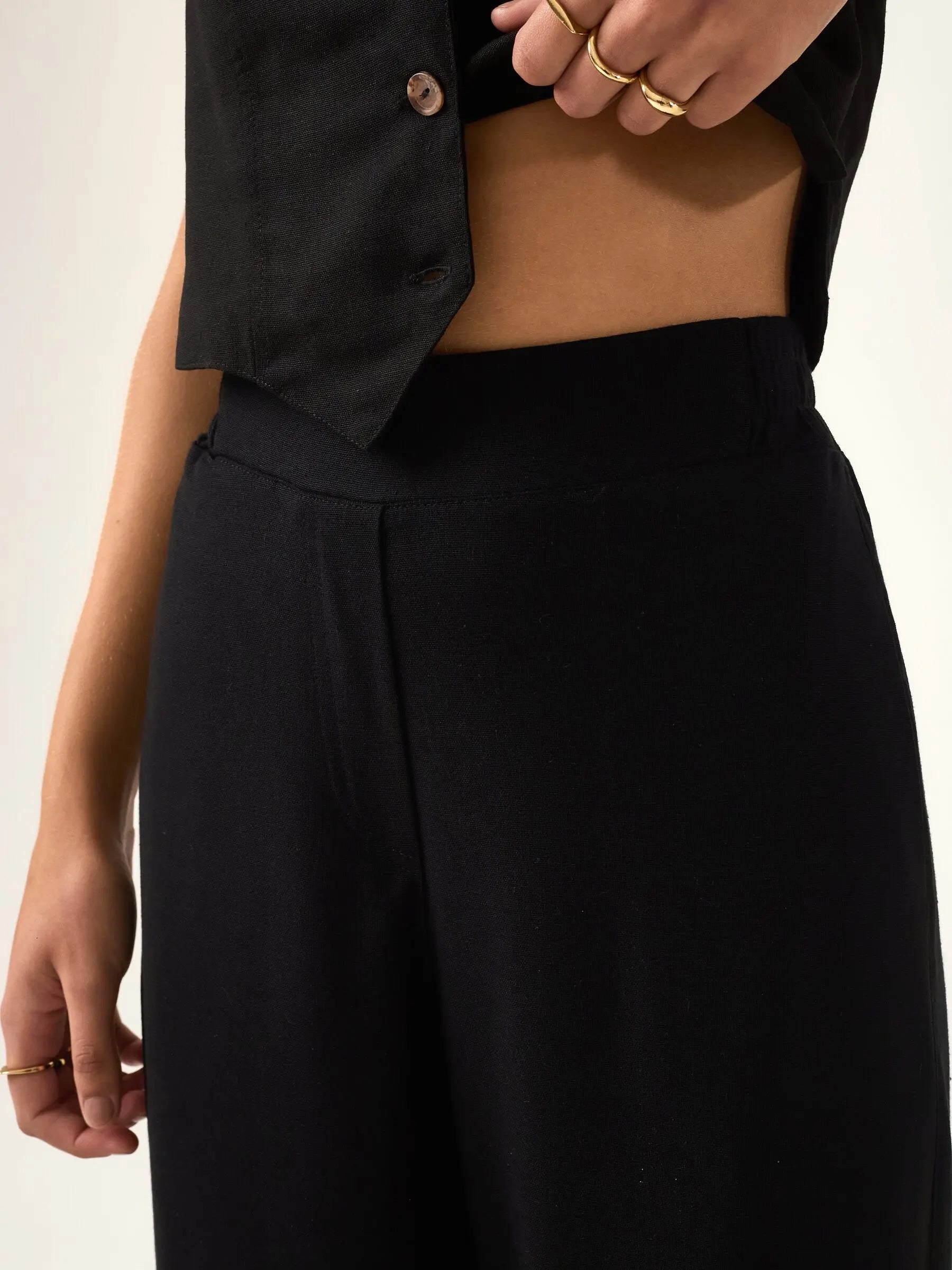 Calça Alfaiataria Reta Petúnia em Linho e Viscose FSC™ Preta. Compre online moda sustentável e atemporal na Minimadeia, marca slow fashion de roupas femininas. Foto produto ABR25 04