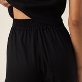 Calça Alfaiataria Reta Petúnia em Linho e Viscose FSC™ Preta. Compre online moda sustentável e atemporal na Minimadeia, marca slow fashion de roupas femininas. Foto produto ABR25 05