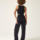 Calça Alfaiataria Reta Petúnia em Linho e Viscose FSC™ Preta. Compre online moda sustentável e atemporal na Minimadeia, marca slow fashion de roupas femininas. Foto produto ABR25 06