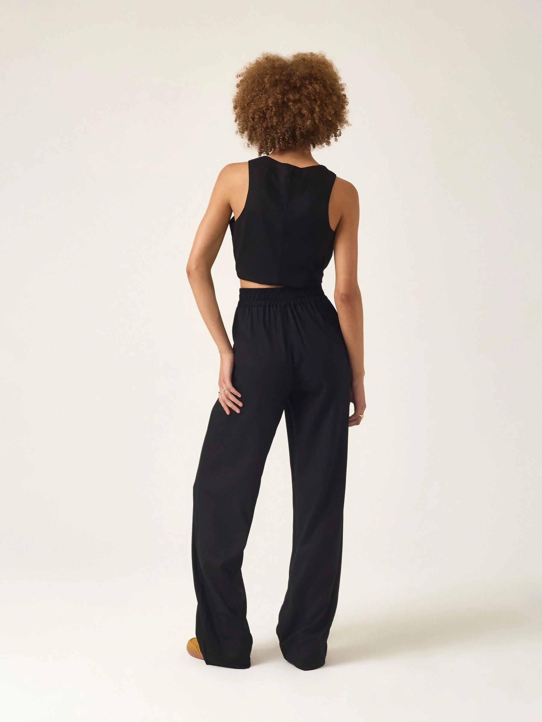 Calça Alfaiataria Reta Petúnia em Linho e Viscose FSC™ Preta. Compre online moda sustentável e atemporal na Minimadeia, marca slow fashion de roupas femininas. Foto produto ABR25 06