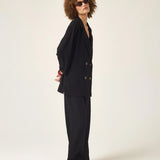 Calça Alfaiataria Reta Petúnia em Linho e Viscose FSC™ Preta. Compre online moda sustentável e atemporal na Minimadeia, marca slow fashion de roupas femininas. Foto produto ABR25 07
