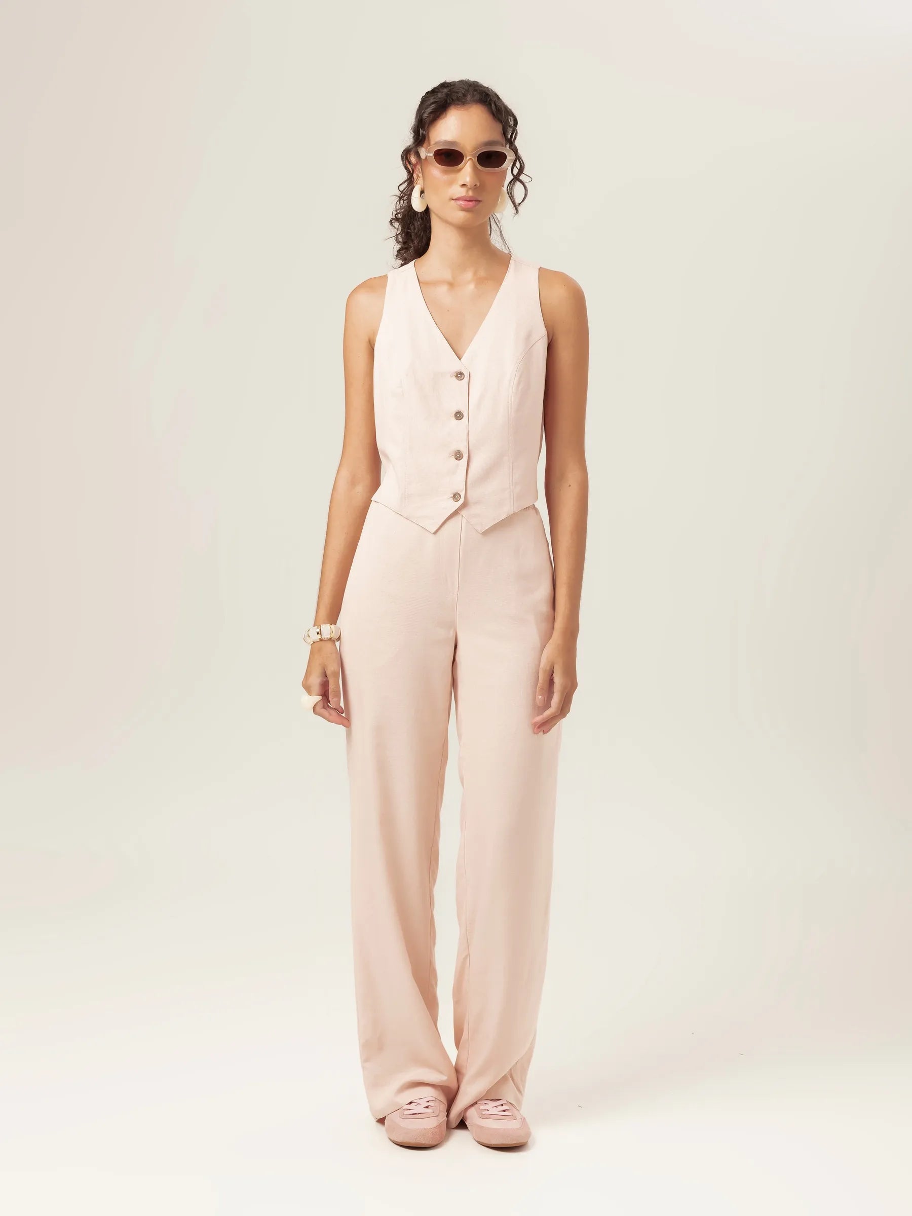 Calça Alfaiataria Reta Petúnia de Linho e Viscose FSC™ Rosa Claro. Compre online moda sustentável e atemporal na Minimadeia, marca slow fashion de roupas femininas. Foto produto MAR26 01