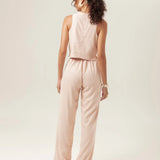 Calça Alfaiataria Reta Petúnia de Linho e Viscose FSC™ Rosa Claro. Compre online moda sustentável e atemporal na Minimadeia, marca slow fashion de roupas femininas. Foto produto MAR26 04