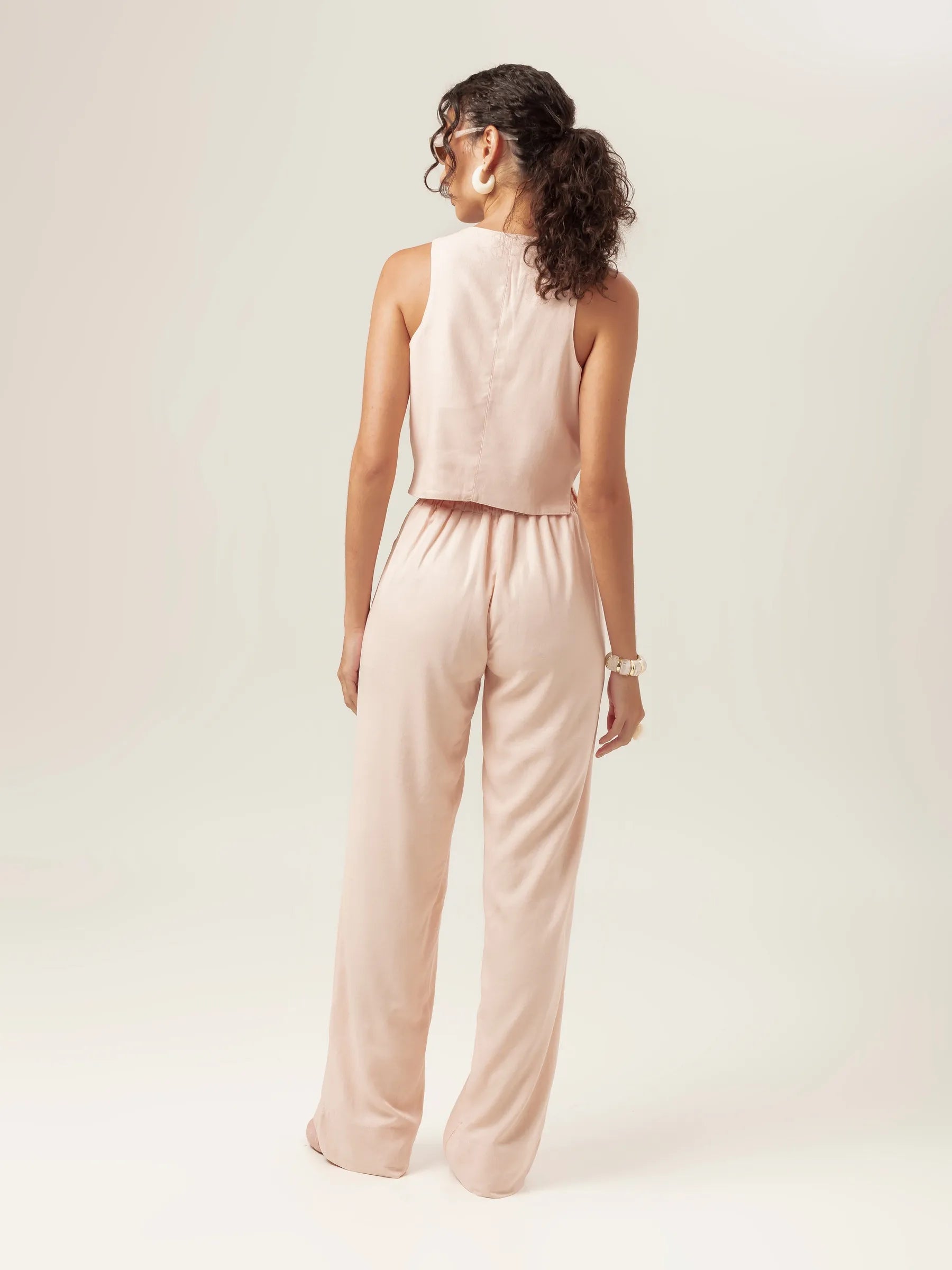 Calça Alfaiataria Reta Petúnia de Linho e Viscose FSC™ Rosa Claro. Compre online moda sustentável e atemporal na Minimadeia, marca slow fashion de roupas femininas. Foto produto MAR26 04