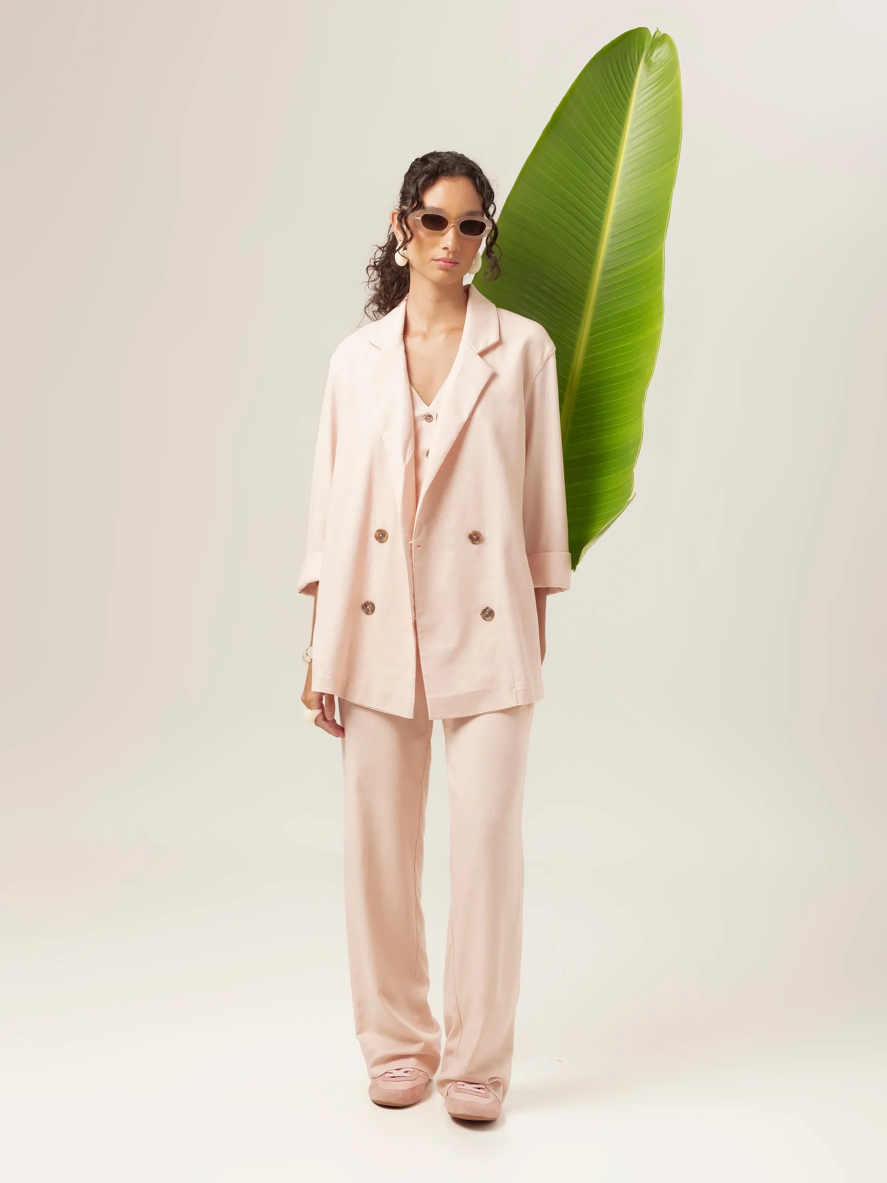 Calça Alfaiataria Reta Petúnia de Linho e Viscose FSC™ Rosa Claro. Compre online moda sustentável e atemporal na Minimadeia, marca slow fashion de roupas femininas. Foto produto MAR26 13