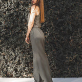 Calça Alfaiataria Reta Petúnia em Linho e Viscose FSC™ Verde Escuro. Compre online moda sustentável e atemporal na Minimadeia, marca slow fashion de roupas femininas. Foto produto JUL25 02