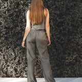 Calça Alfaiataria Reta Petúnia em Linho e Viscose FSC™ Verde Escuro. Compre online moda sustentável e atemporal na Minimadeia, marca slow fashion de roupas femininas. Foto produto JUL25 04