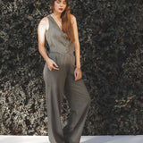 Calça Alfaiataria Reta Petúnia em Linho e Viscose FSC™ Verde Escuro. Compre online moda sustentável e atemporal na Minimadeia, marca slow fashion de roupas femininas. Foto produto JUL25 06