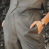 Calça Alfaiataria Reta Petúnia em Linho e Viscose FSC™ Verde Escuro. Compre online moda sustentável e atemporal na Minimadeia, marca slow fashion de roupas femininas. Foto produto JUL25 08