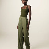 Calça Alfaiataria Reta Petúnia em Linho e Viscose FSC™ Verde Escuro. Compre online moda sustentável e atemporal na Minimadeia, marca slow fashion de roupas femininas. Foto produto JUN26 03