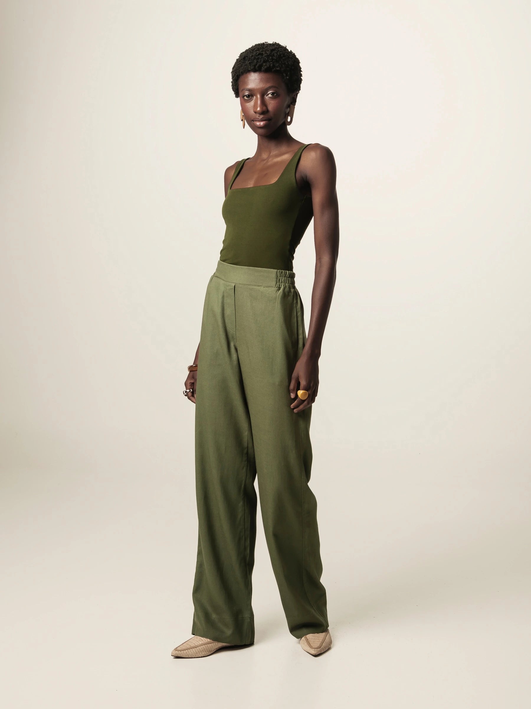 Calça Alfaiataria Reta Petúnia em Linho e Viscose FSC™ Verde Escuro. Compre online moda sustentável e atemporal na Minimadeia, marca slow fashion de roupas femininas. Foto produto JUN26 03