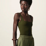 Calça Alfaiataria Reta Petúnia em Linho e Viscose FSC™ Verde Escuro. Compre online moda sustentável e atemporal na Minimadeia, marca slow fashion de roupas femininas. Foto produto JUN26 08
