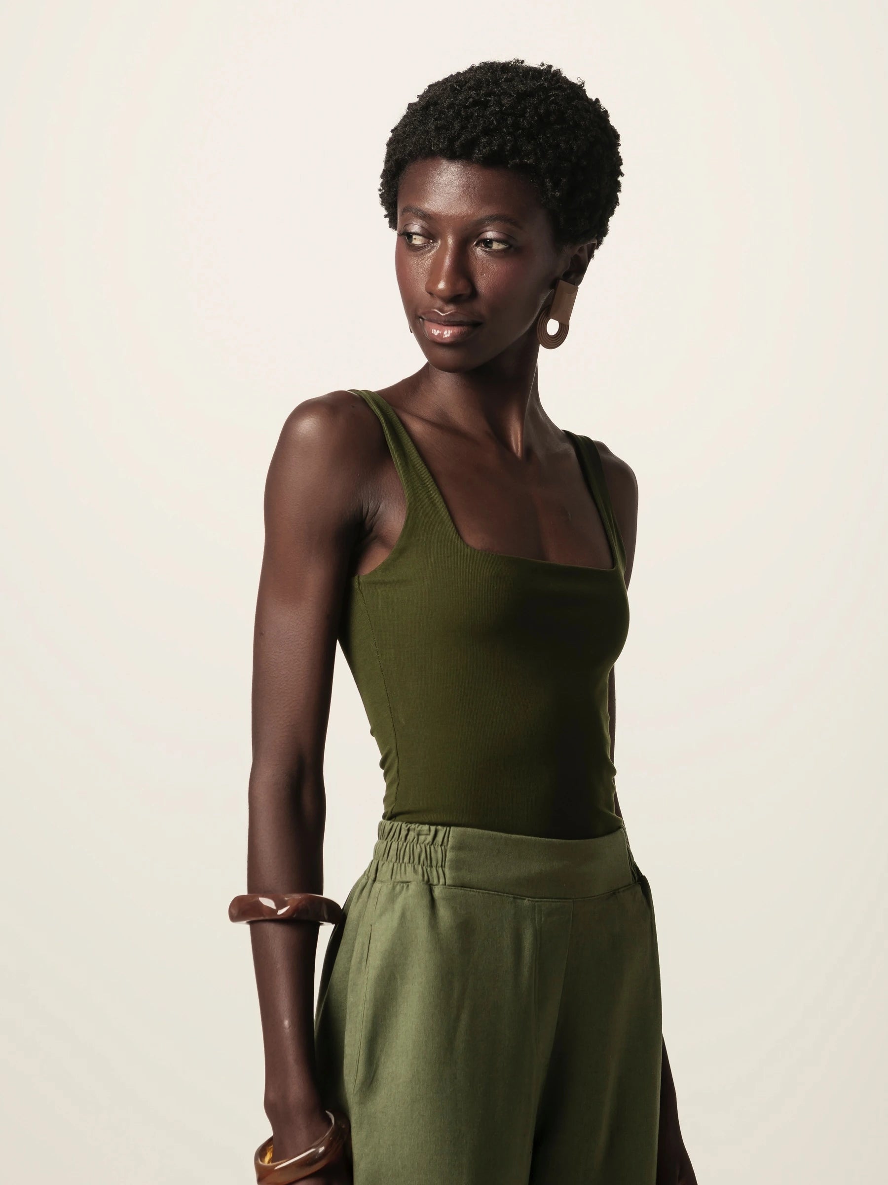 Calça Alfaiataria Reta Petúnia em Linho e Viscose FSC™ Verde Escuro. Compre online moda sustentável e atemporal na Minimadeia, marca slow fashion de roupas femininas. Foto produto JUN26 08