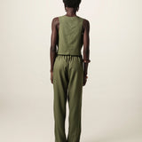 Calça Alfaiataria Reta Petúnia em Linho e Viscose FSC™ Verde Escuro. Compre online moda sustentável e atemporal na Minimadeia, marca slow fashion de roupas femininas. Foto produto JUN26 10