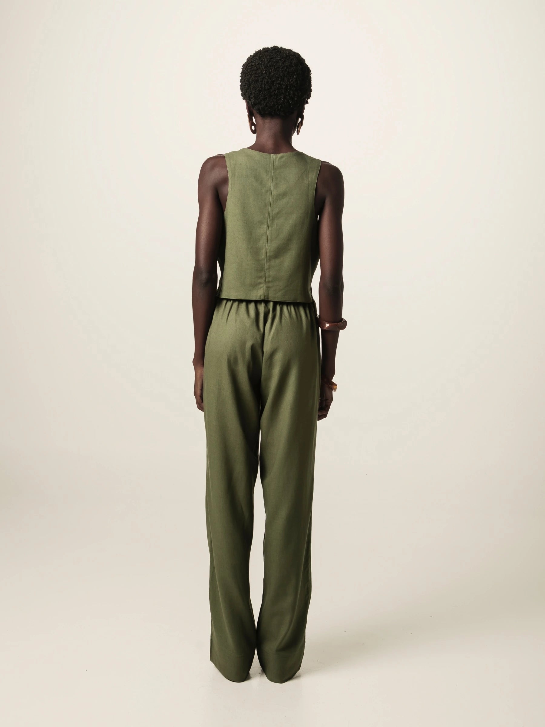 Calça Alfaiataria Reta Petúnia em Linho e Viscose FSC™ Verde Escuro. Compre online moda sustentável e atemporal na Minimadeia, marca slow fashion de roupas femininas. Foto produto JUN26 10