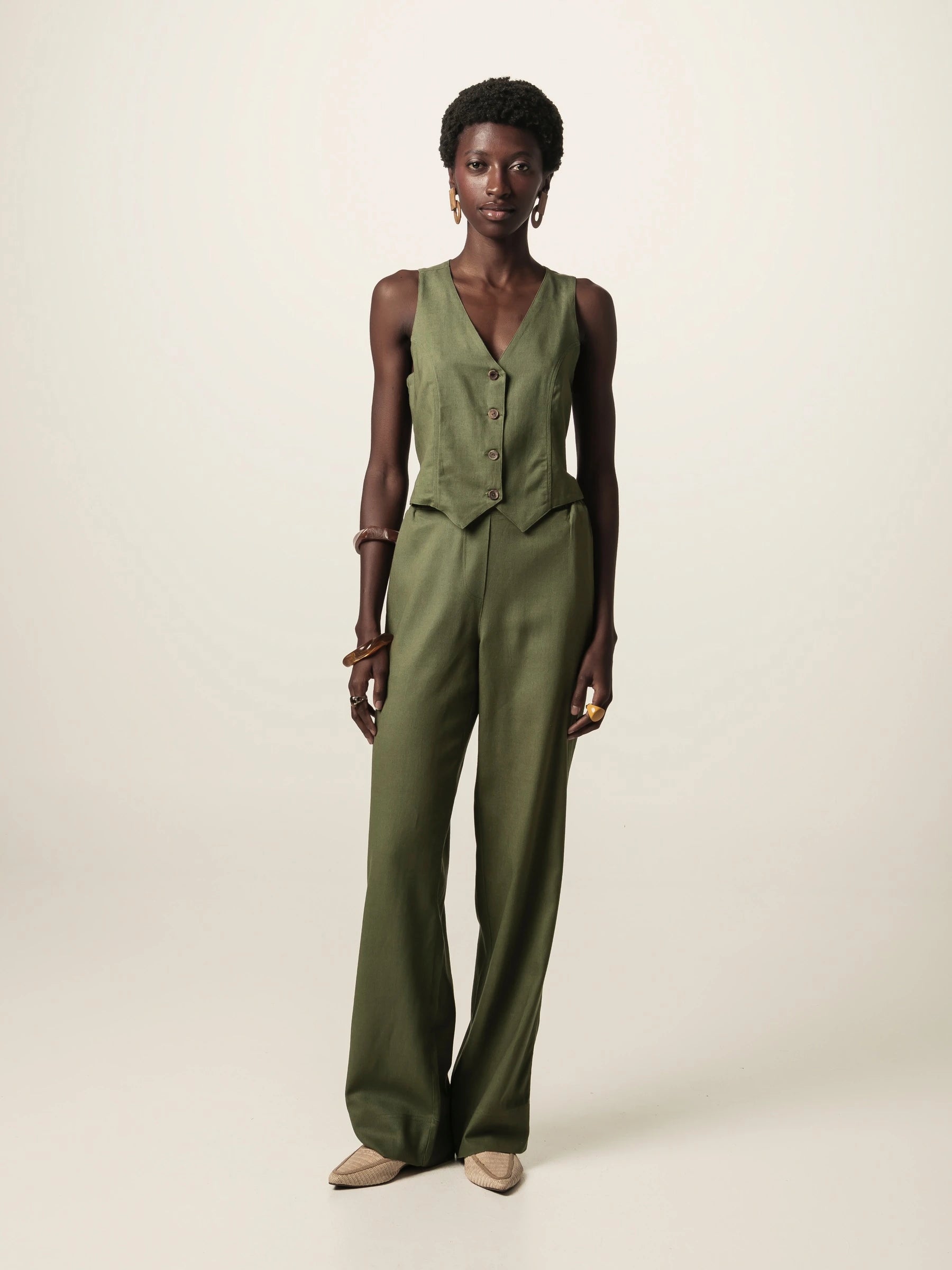 Calça Alfaiataria Reta Petúnia em Linho e Viscose FSC™ Verde Escuro. Compre online moda sustentável e atemporal na Minimadeia, marca slow fashion de roupas femininas. Foto produto JUN26 11