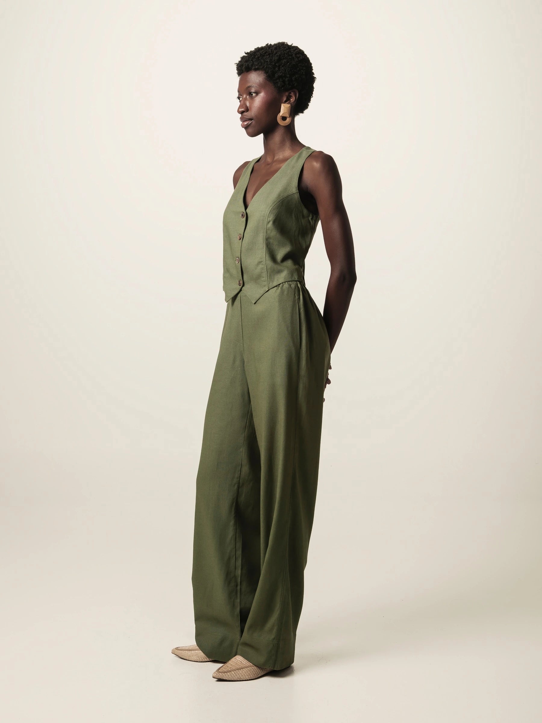 Calça Alfaiataria Reta Petúnia em Linho e Viscose FSC™ Verde Escuro. Compre online moda sustentável e atemporal na Minimadeia, marca slow fashion de roupas femininas. Foto produto JUN26 12