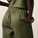 Calça Alfaiataria Reta Petúnia em Linho e Viscose FSC™ Verde Escuro. Compre online moda sustentável e atemporal na Minimadeia, marca slow fashion de roupas femininas. Foto produto JUN26 14