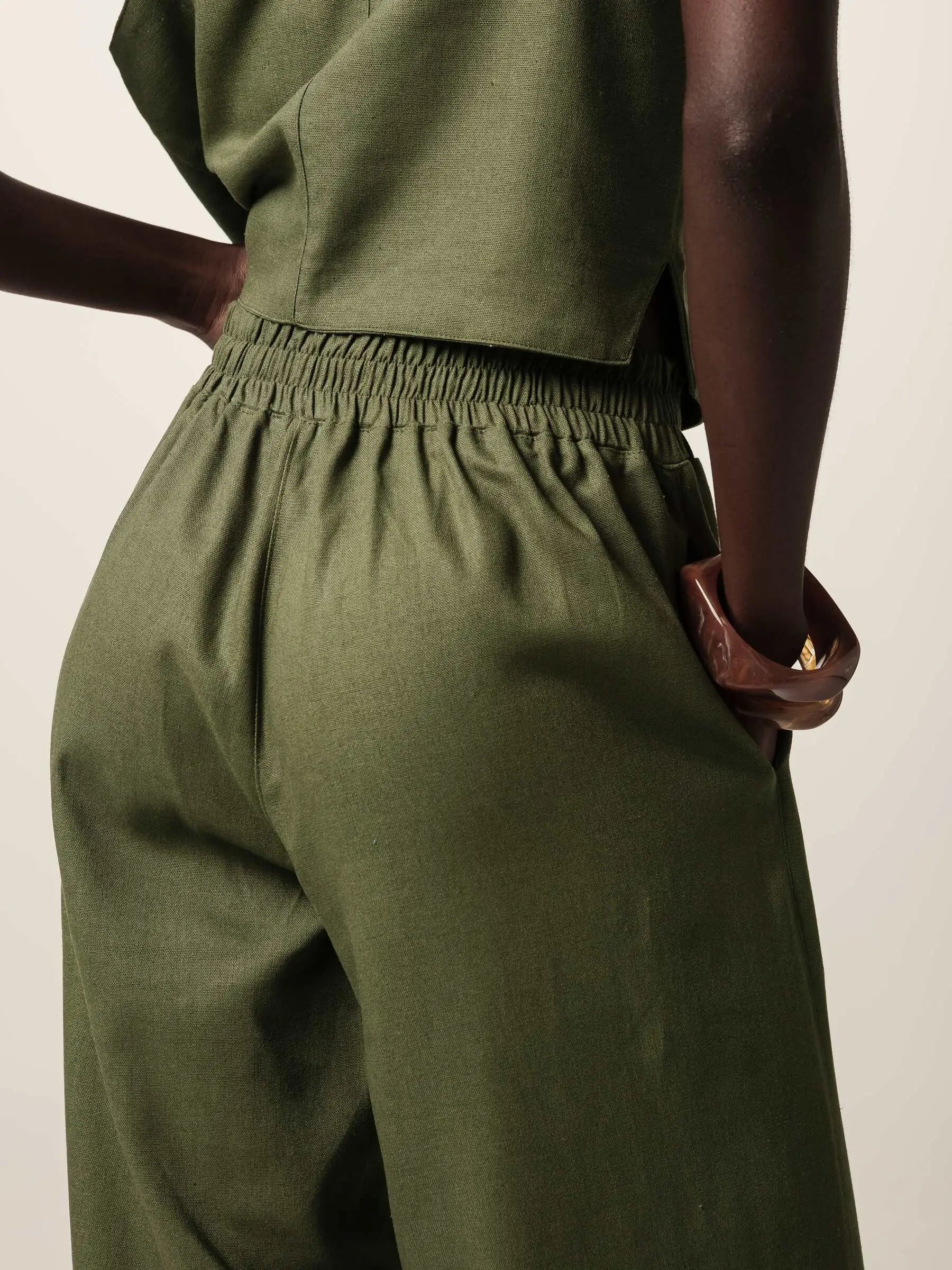 Calça Alfaiataria Reta Petúnia em Linho e Viscose FSC™ Verde Escuro. Compre online moda sustentável e atemporal na Minimadeia, marca slow fashion de roupas femininas. Foto produto JUN26 14