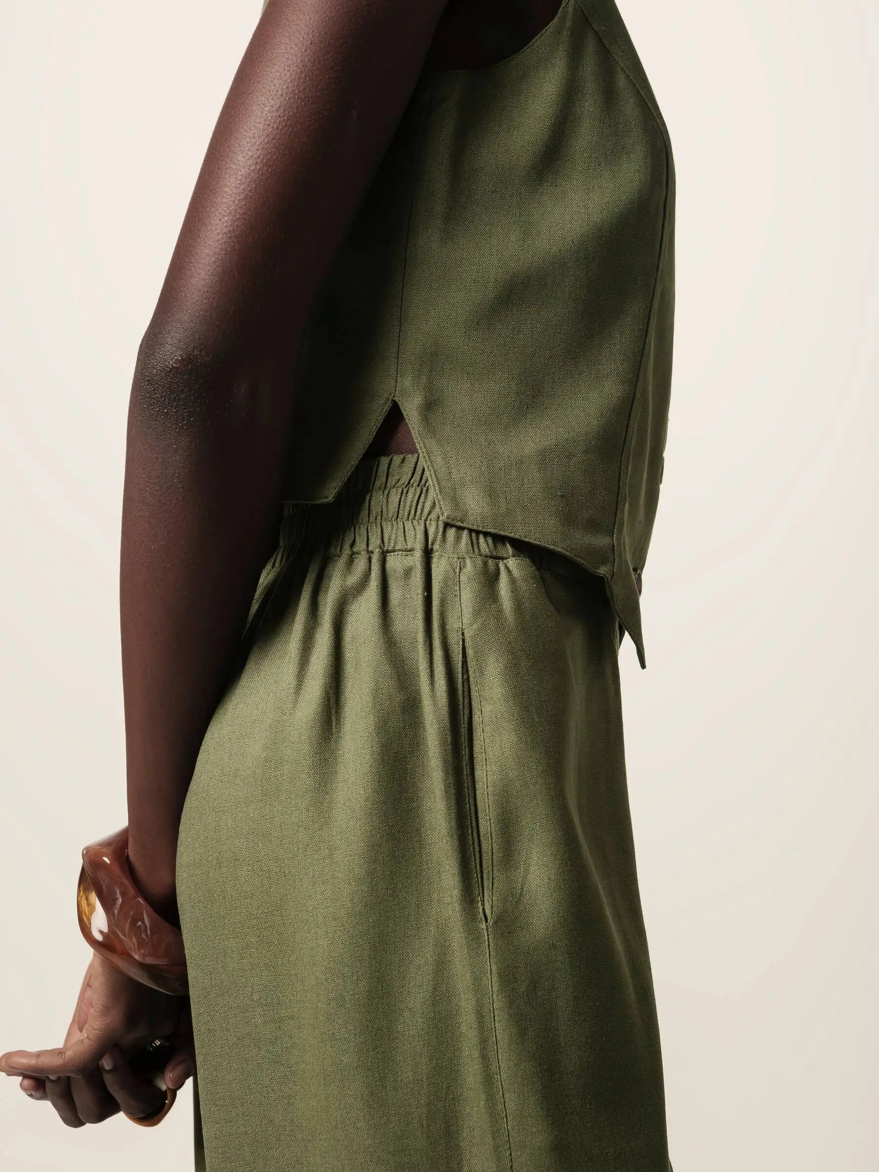 Calça Alfaiataria Reta Petúnia em Linho e Viscose FSC™ Verde Escuro. Compre online moda sustentável e atemporal na Minimadeia, marca slow fashion de roupas femininas. Foto produto JUN26 15