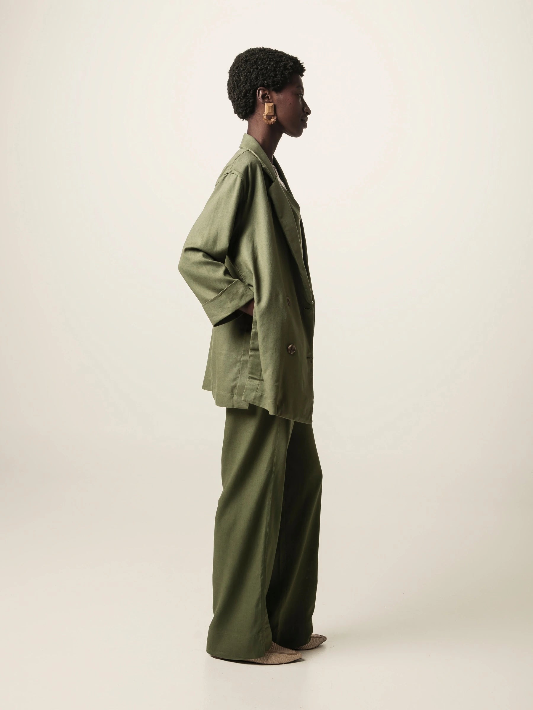 Calça Alfaiataria Reta Petúnia em Linho e Viscose FSC™ Verde Escuro. Compre online moda sustentável e atemporal na Minimadeia, marca slow fashion de roupas femininas. Foto produto JUN26 17