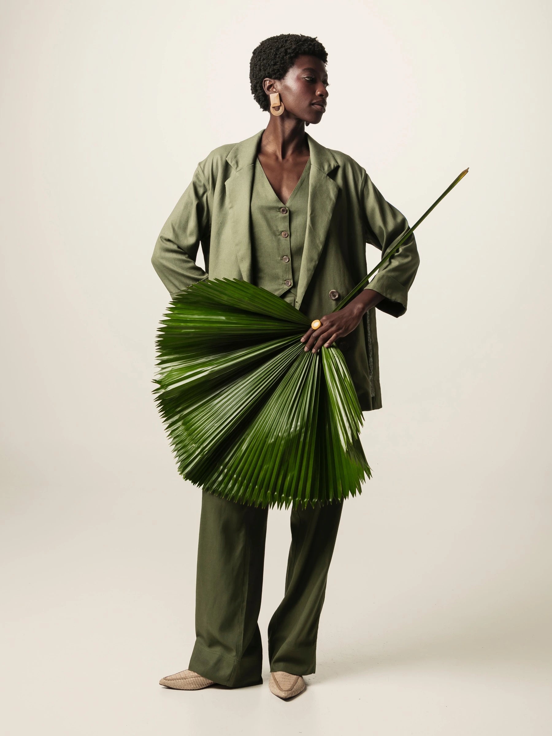 Calça Alfaiataria Reta Petúnia em Linho e Viscose FSC™ Verde Escuro. Compre online moda sustentável e atemporal na Minimadeia, marca slow fashion de roupas femininas. Foto produto JUN26 18