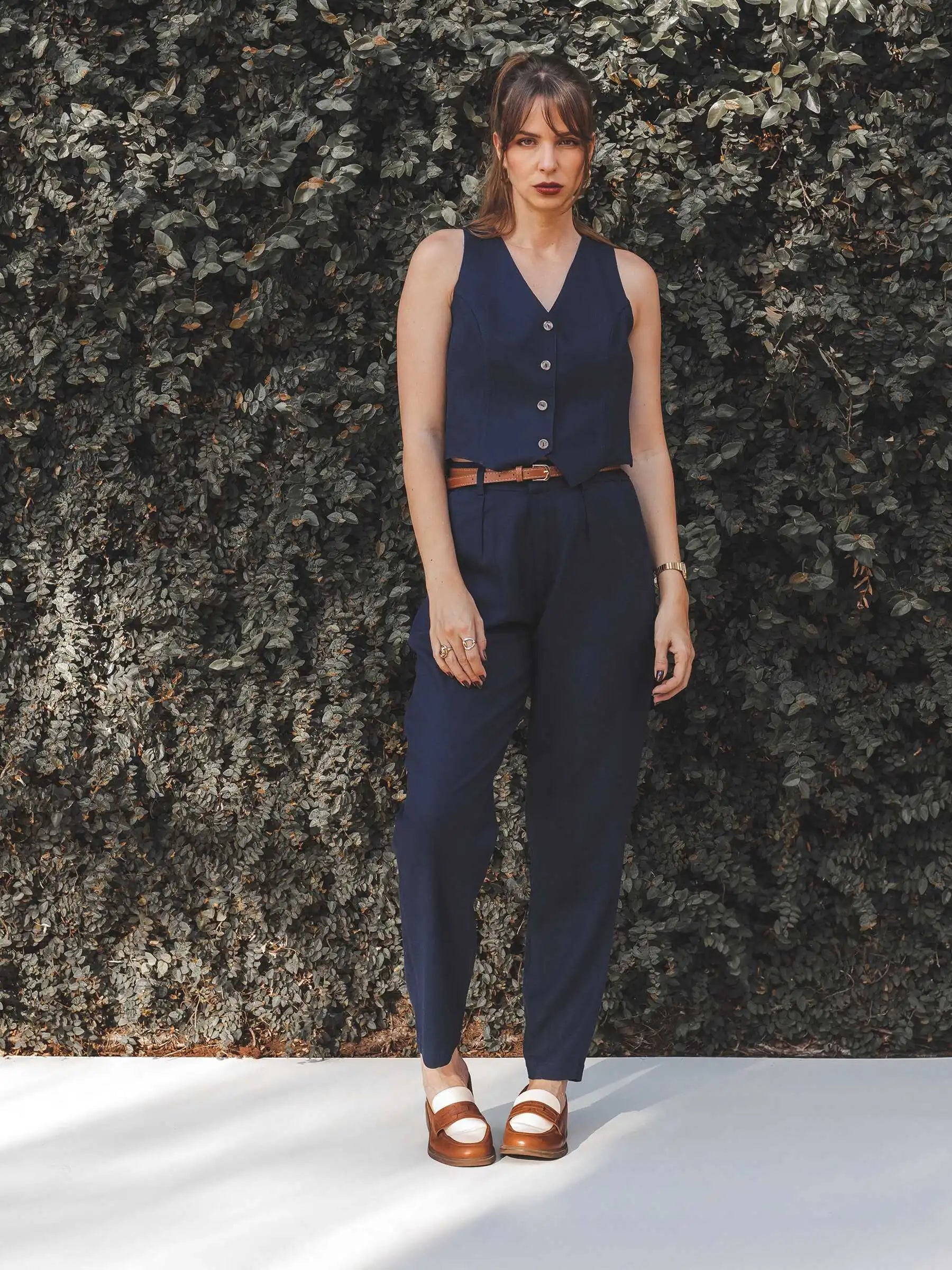 Calça Alfaiataria Slouchy Íris de Linho e Viscose FSC™ Azul Escuro. Compre online moda sustentável e atemporal na Minimadeia, marca slow fashion de roupas femininas. Foto produto SET25 01