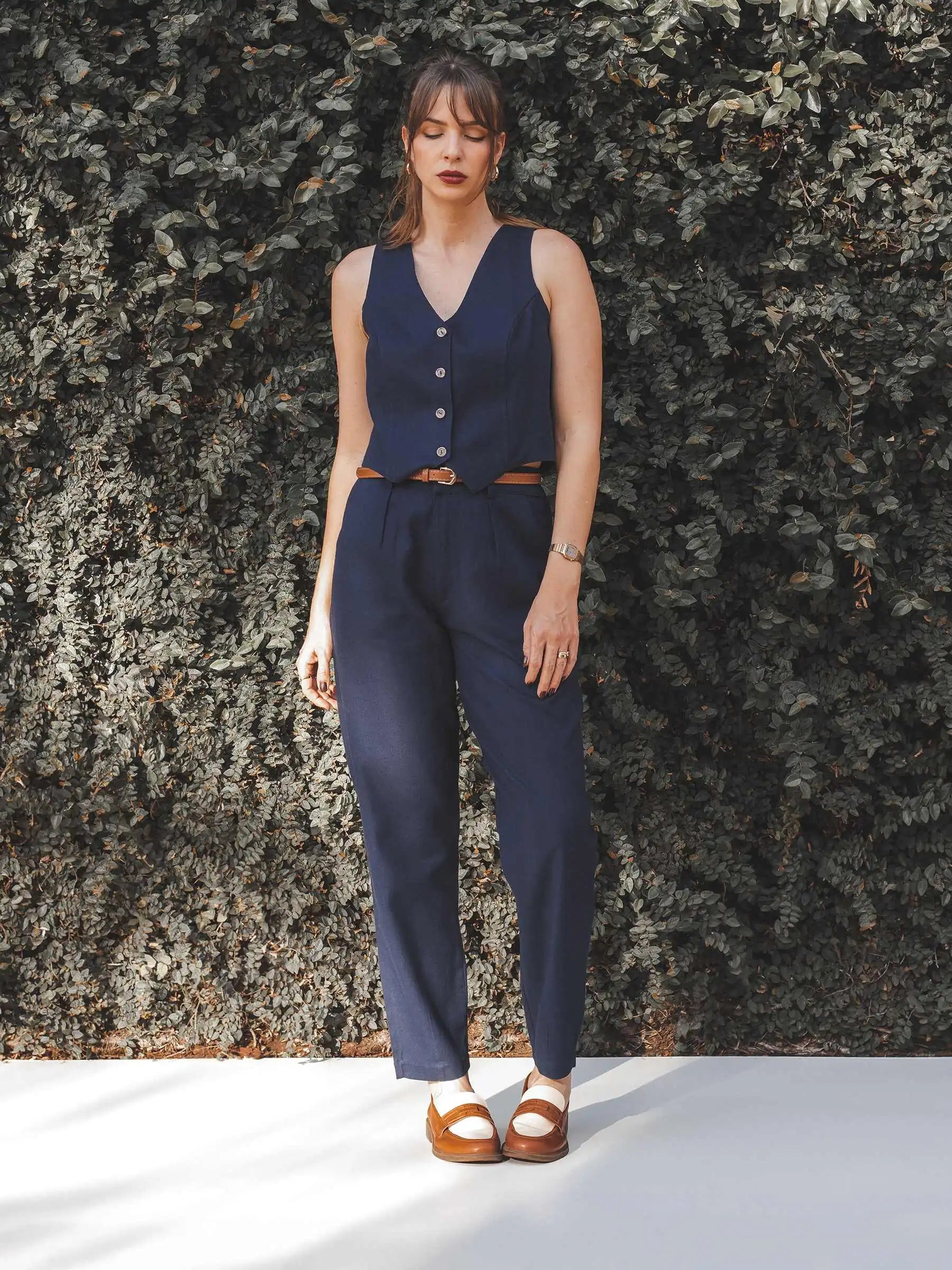 Calça Alfaiataria Slouchy Íris de Linho e Viscose FSC™ Azul Escuro. Compre online moda sustentável e atemporal na Minimadeia, marca slow fashion de roupas femininas. Foto produto SET25 03