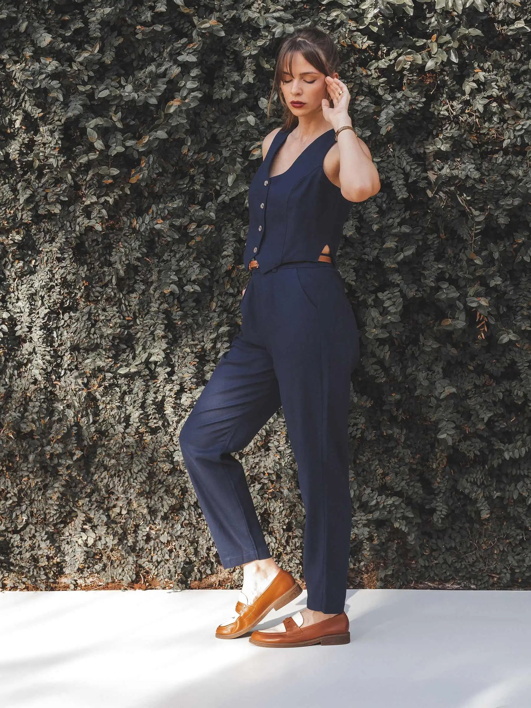 Calça Alfaiataria Slouchy Íris de Linho e Viscose FSC™ Azul Escuro. Compre online moda sustentável e atemporal na Minimadeia, marca slow fashion de roupas femininas. Foto produto SET25 05