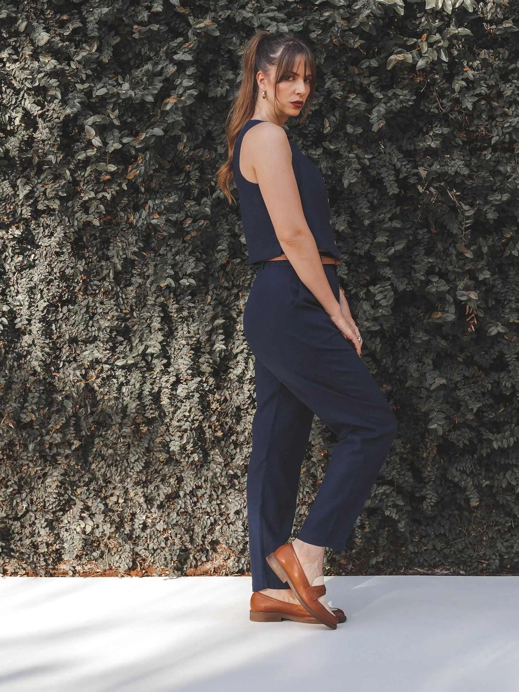 Calça Alfaiataria Slouchy Íris de Linho e Viscose FSC™ Azul Escuro. Compre online moda sustentável e atemporal na Minimadeia, marca slow fashion de roupas femininas. Foto produto SET25 10