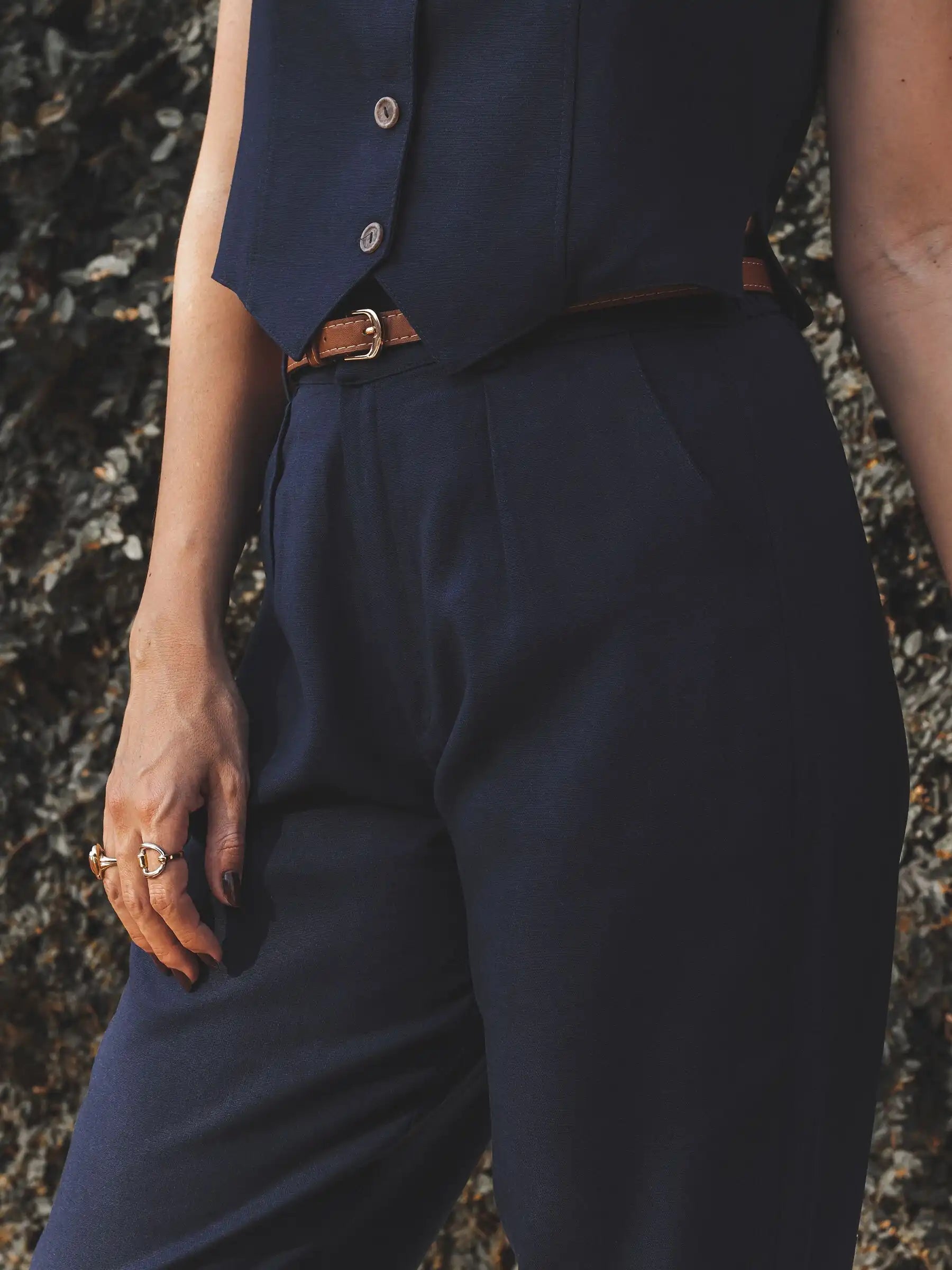 Calça Alfaiataria Slouchy Íris de Linho e Viscose FSC™ Azul Escuro. Compre online moda sustentável e atemporal na Minimadeia, marca slow fashion de roupas femininas. Foto produto SET25 13
