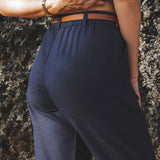 Calça Alfaiataria Slouchy Íris de Linho e Viscose FSC™ Azul Escuro. Compre online moda sustentável e atemporal na Minimadeia, marca slow fashion de roupas femininas. Foto produto SET25 14