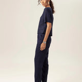 Calça Alfaiataria Slouchy Íris de Linho e Viscose FSC™ Azul Escuro. Compre online moda sustentável e atemporal na Minimadeia, marca slow fashion de roupas femininas. Foto produto MAR26 03