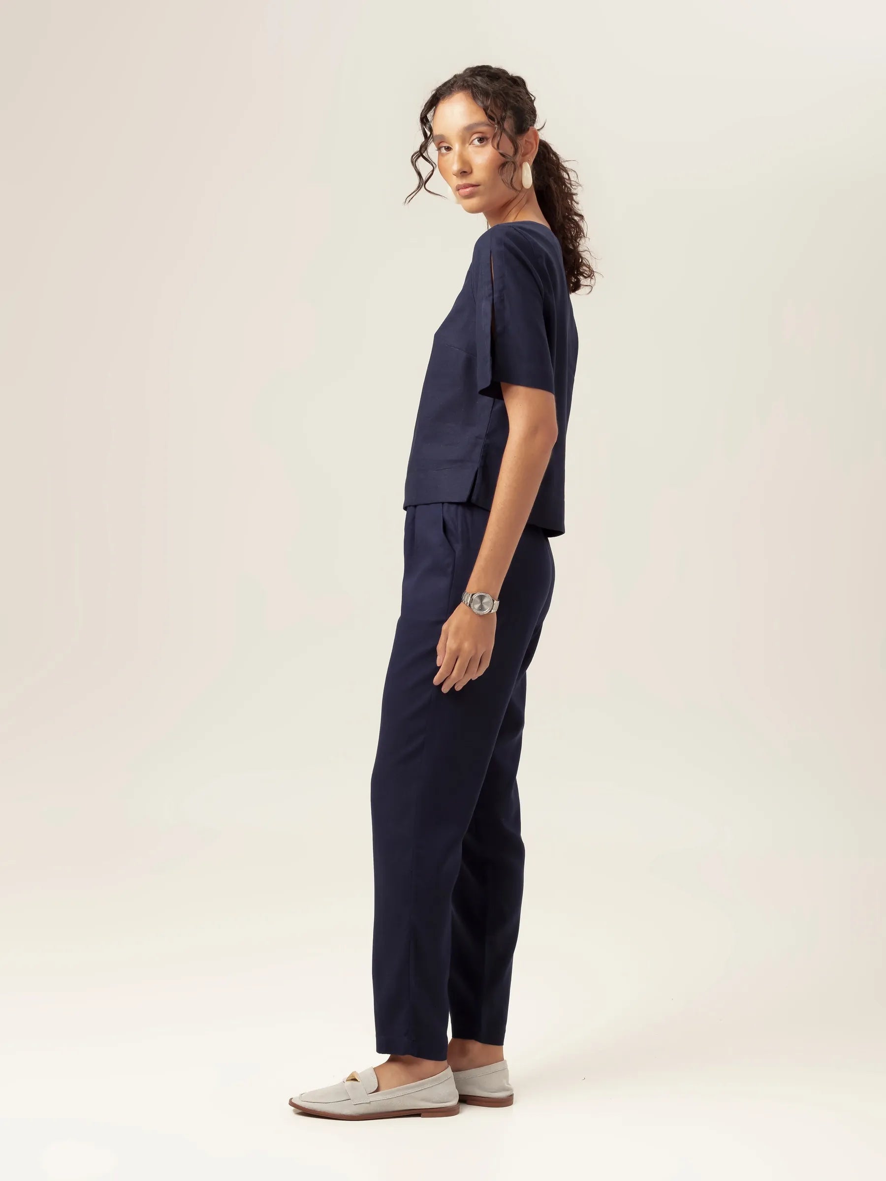Calça Alfaiataria Slouchy Íris de Linho e Viscose FSC™ Azul Escuro. Compre online moda sustentável e atemporal na Minimadeia, marca slow fashion de roupas femininas. Foto produto MAR26 03