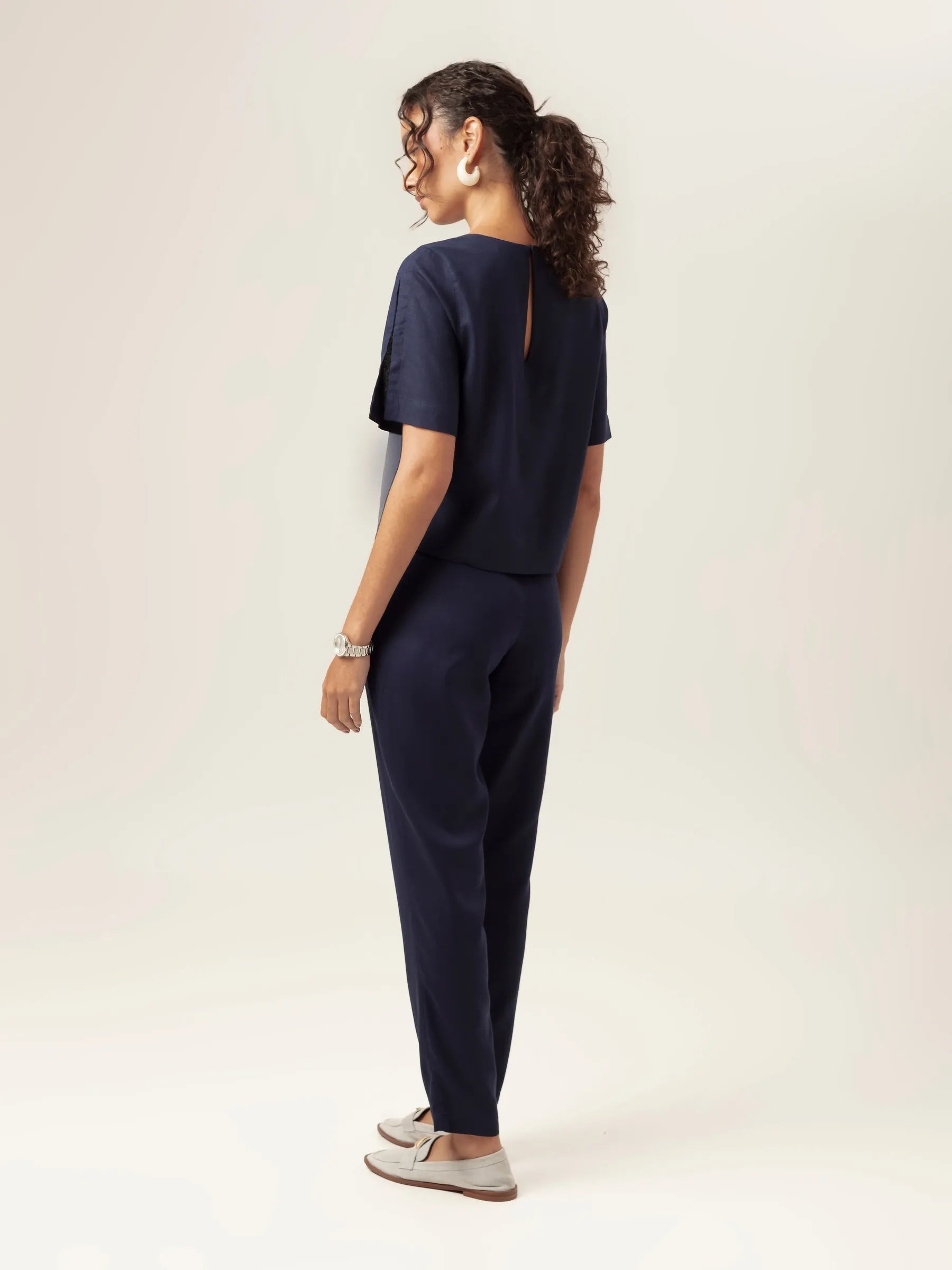 Calça Alfaiataria Slouchy Íris de Linho e Viscose FSC™ Azul Escuro. Compre online moda sustentável e atemporal na Minimadeia, marca slow fashion de roupas femininas. Foto produto MAR26 04