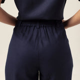 Calça Alfaiataria Slouchy Íris de Linho e Viscose FSC™ Azul Escuro. Compre online moda sustentável e atemporal na Minimadeia, marca slow fashion de roupas femininas. Foto produto MAR26 06