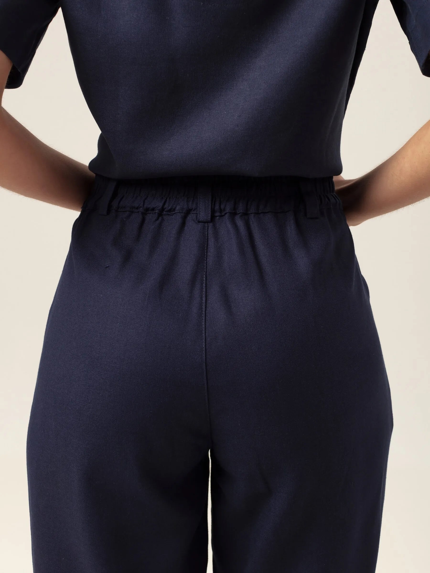 Calça Alfaiataria Slouchy Íris de Linho e Viscose FSC™ Azul Escuro. Compre online moda sustentável e atemporal na Minimadeia, marca slow fashion de roupas femininas. Foto produto MAR26 06