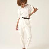 Calça Alfaiataria Slouchy Íris em Linho e Viscose FSC™ Branca Off White. Compre online moda sustentável e atemporal na Minimadeia, marca slow fashion de roupas femininas. Foto produto ABR25 03