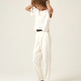 Calça Alfaiataria Slouchy Íris em Linho e Viscose FSC™ Branca Off White. Compre online moda sustentável e atemporal na Minimadeia, marca slow fashion de roupas femininas. Foto produto ABR25 04