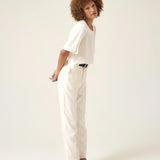 Calça Alfaiataria Slouchy Íris em Linho e Viscose FSC™ Branca Off White. Compre online moda sustentável e atemporal na Minimadeia, marca slow fashion de roupas femininas. Foto produto ABR25 05