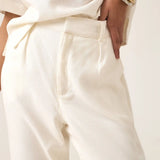 Calça Alfaiataria Slouchy Íris em Linho e Viscose FSC™ Branca Off White. Compre online moda sustentável e atemporal na Minimadeia, marca slow fashion de roupas femininas. Foto produto ABR25 06